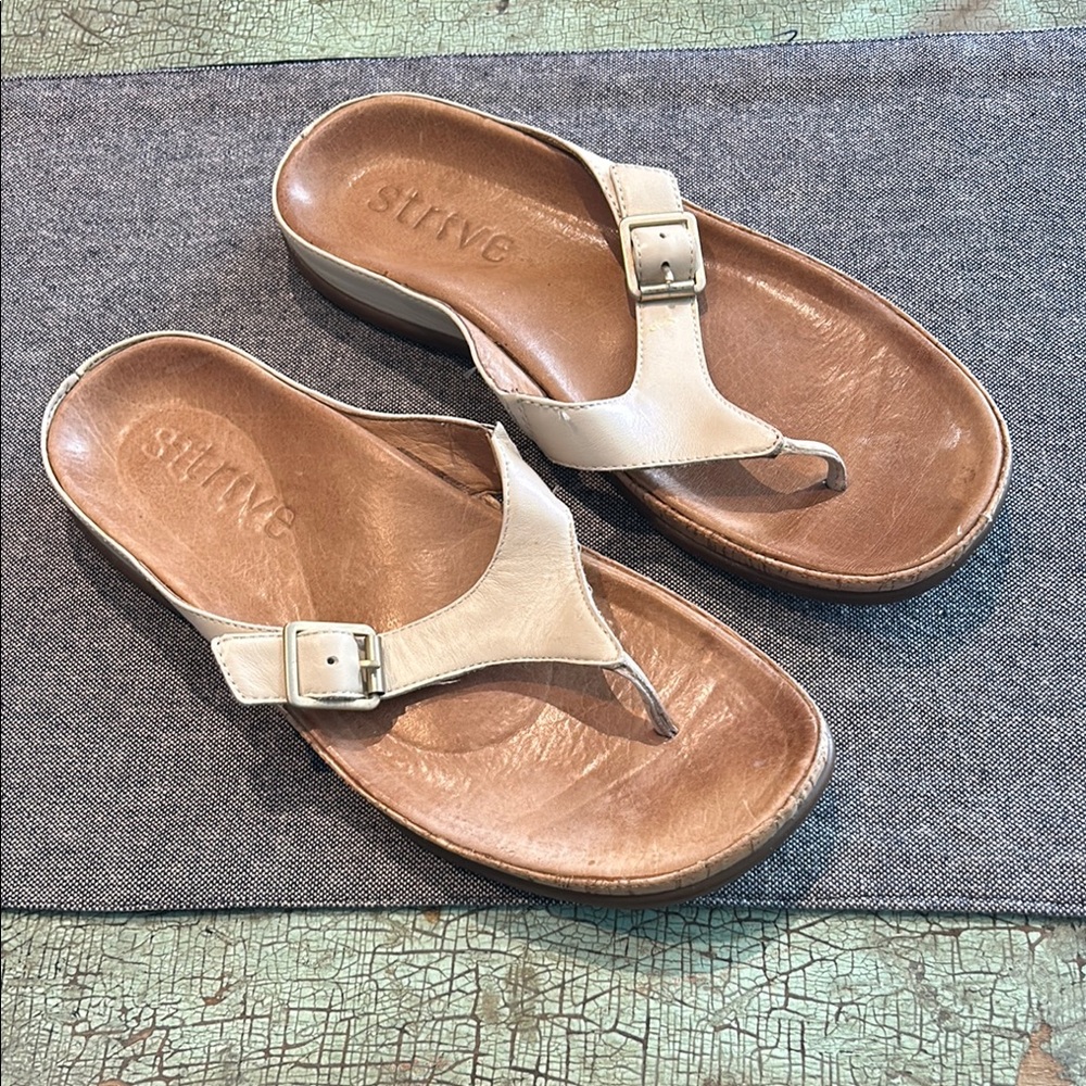 Strive Alba Buckle Leather Ivory Cork Orthotic Flip Flop Size 9.5/10